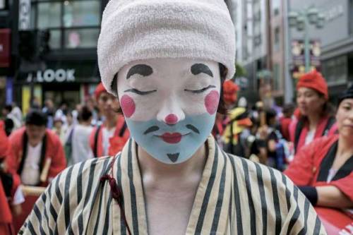 Nhật Bản: Một phụ nữ hóa trang thành chondara, nhân vật chú hề truyền thống của hòn đảo Okinawa, để hưởng ứng dịp lễ hội đường phố Tokyo. Thành phố Tokyo luôn nhộn nhịp với các hoạt động văn hóa nghệ thuật được tổ chức quanh năm. 