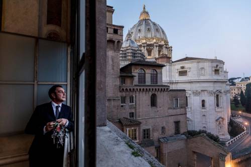 Italy: Ông Giovanni Crea đang nhìn ra cửa sổ của Bảo tàng Vatican vào lúc sáng sớm, trong ca làm buổi sáng lúc 5h30 của mình. "Mỗi sáng, khi bước vào Nhà nguyện Sistine, tôi luôn trải qua rất nhiều cảm xúc. Khi làm công việc này, tôi là người nắm giữ chìa khóa của toàn bộ lịch sử đạo Thiên Chúa", ông nói. Bảo tàng Vatican là nơi cất giữ những bộ sưu tập hiện vật lịch sử, hội họa đồ sộ của Thiên Chúa giáo.